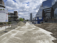 907263 Gezicht op de aanleg van de toegang tot de toekomstige fiets- en voetgangersbrug (Moreelsebrug) 'over het ...